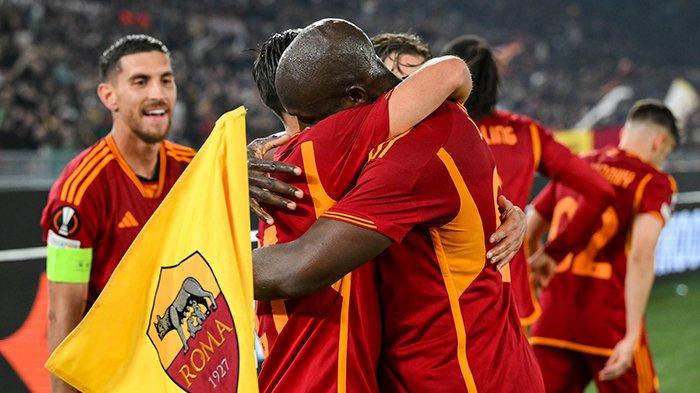 Selebrasi Paulo Dybala dan Romelu Lukaku ketika merayakan gol pada pertandingan AS Roma vs AC Milan, leg kedua perempat final Liga Europa, di Stadion Olimpico, Jumat (19/4/2024).