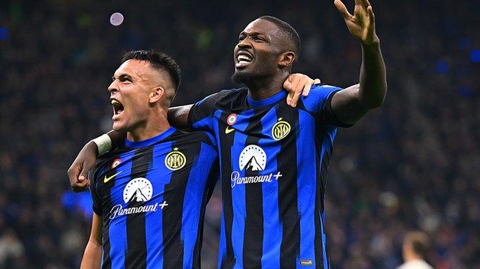 Selebrasi Lautaro Martinez dan Marcus Thuram saat mencetak gol pada laga Inter Milan vs AS Roma giornata 10 Liga Italia Serie A, di Stadion Giuseppe Meazza, Senin (30/10/2023). (Twitter / @inter)