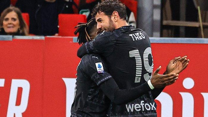 Selebrasi pemain AC Milan Theo Hernandez memeluk Rafael Leao usai mencetak gol ke gawang Napoli dalam pertandingan di Liga Italia, Senin (12/2/2024) dini hari WIB.