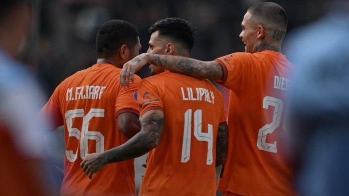 Selebrasi pemain Borneo FC usai menjebol gawang lawan.