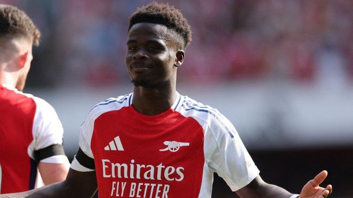 BAKAL KEJUTKAN REAL MADRID - Selebrasi winger Arsenal Bukayo Saka usai mencetak gol ke gawang Wolves di pekan pertama Liga Inggris, Sabtu (17/8/2024). Pemain asal Inggris ini berpotensi menjadi kejutan pada laga Arsenal vs Real Madrid di perempat final Liga Champions, Rabu (9/4/2025). (ARSIP - Twitter/@Arsenal)
