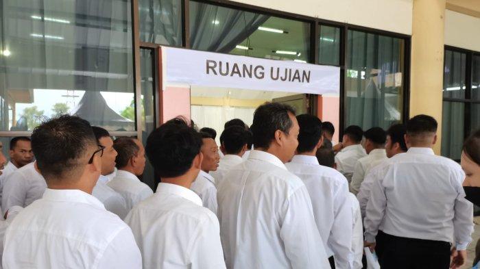 Seleksi Kompetensi Pegawai Pemerintah dengan Perjanjian Kerja (PPPK) untuk formasi di lingkungan Badan Karantina Indonesia berlangsung di Gedung Aula Serbaguna Bandara Juwata Tarakan pada sesi I, Kamis (5/12/2024).