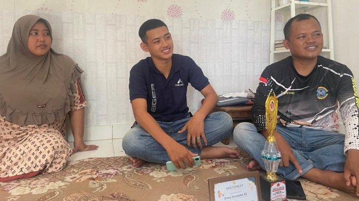 KELUARGA PASKIBRAKA NASIONAL - Serda Sutriyono (44), prajurit TNI AL Nunukan, bersama istri dan anak sulungnya Bima Purnama Aji (16), saat ditemui reporter TribunKaltara.com di kediamannnya, Rumah Dinas TNI AL, Kelurahan Mansapa, Kecamatan Nunukan Selatan, Minggu (06/07/2025), sore.