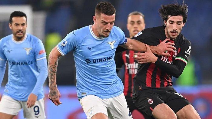 Sergej Milinkovic-Savic berduel dengan Sandro Tonali pada giornata 19 Liga Italia Serie A antara Lazio vs AC Milan di Stadion Olimpico, Rabu (24/1/2023). (acmilan.com)
