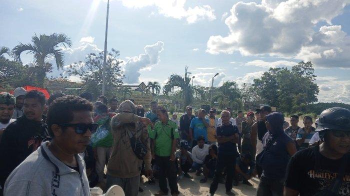 Serikat buruh yang tergabung dalam Komisariat F Hukatan KSBSI PT SIL/SIP Sebakis masih melakukan aksi mogok kerja hingga hari ini, Sabtu (11/01/2025), siang.