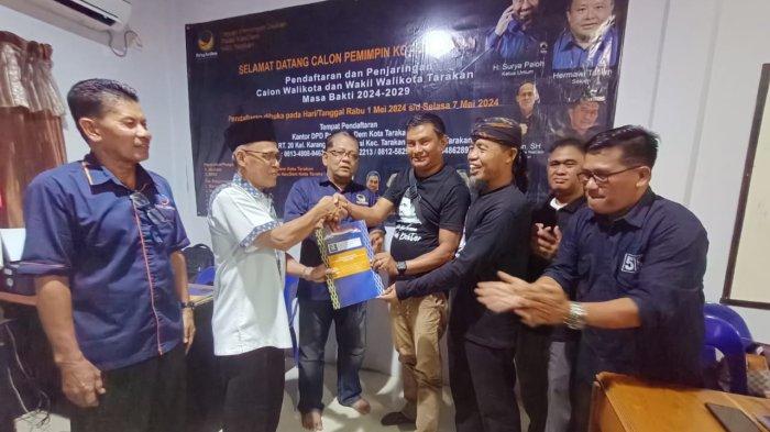 Pengambilan formulir oleh relawan Setia Bersama Pak Dokter sambangi NasDem di Jalan Aki Balak, Kamis (2/5/4/2024).