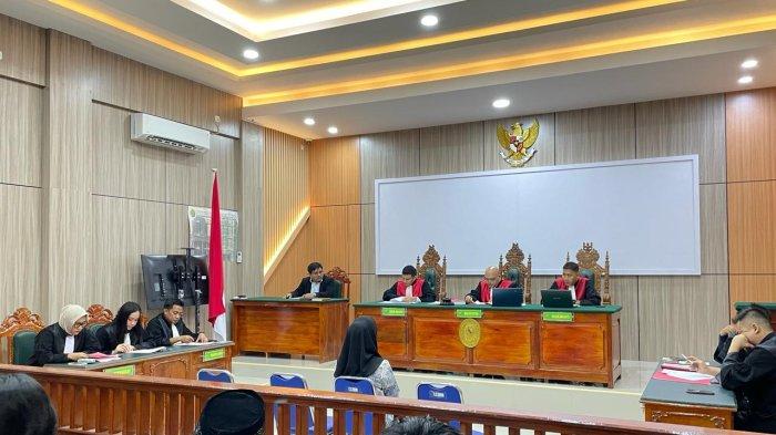 Suasana ruang sidang kasus dugaan money politics (politik uang) yang menjerat seorang Caleg (calon legislatif) DPRD Nunukan inisial SR (23) sedang berlangsung di Pengadilan Negeri Nunukan, Senin (29/01/2024), pukul 10.00 Wita.