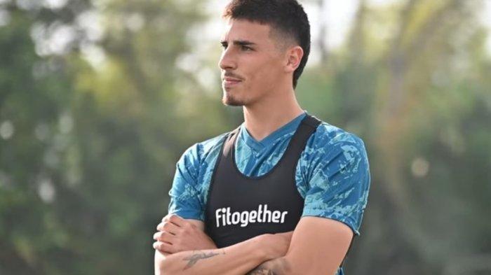 Pemain Borneo FC asal Portugal, Silverio Junio. Update Borneo FC hari ini jelang dibukanya bursa transfer Liga 1 2024/2025, dimana klub berjuluk Pesuy Etam itu ditinggal oleh Silverio, eks PSM Makassar hingga eks Persebaya Surabaya.