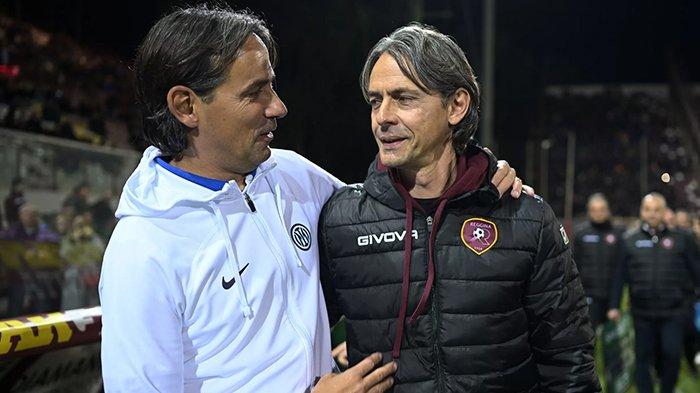 Pelatih Inter Milan, Simone Inzaghi saat bersua dengan kakak kandungnya yang juga legenda AC Milan, Filippo Inzaghi.