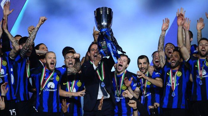 Simone Inzaghi mengangkat trofi Piala Super Italia bersama skuad Inter Milan usai menumbangkan Napoli di final yang digelar di Stadion Al Awwal, Riyadh Arab Saudi pada Selasa (23/1/2024).