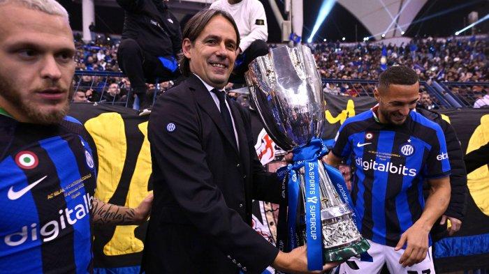 Simone Inzaghi mengangkat trofi Piala Super Italia usai membawa Inter Milan bantai AC Milan di final, Kamis (19/1/2023).