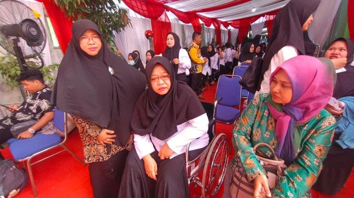 Siti Fuji Astuti, peserta seleksi kompetensi P3K Pemkot Tarakan dalam kondisi sakit dan didampingi keluarga usai diwawancarai awak media, Kamis (23/11/2023).