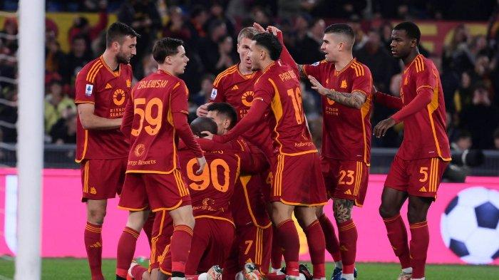Skuad AS Roma dalam pertandingan kontra Fiorentina di Liga Italia Serie A pada Desember 2023.