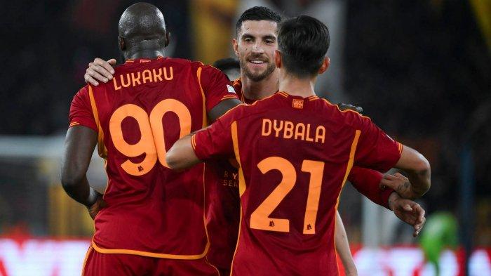 Skuad AS Roma - Tim asuhan Daniele De Rossi bakal melakoni laga tandang ke markas Fiorentina pada Liga Italia Serie A pekan 18. Tren positif Serigala Ibu Kota rawan terhenti di tangan La Viola, simak prediksinya berikut.