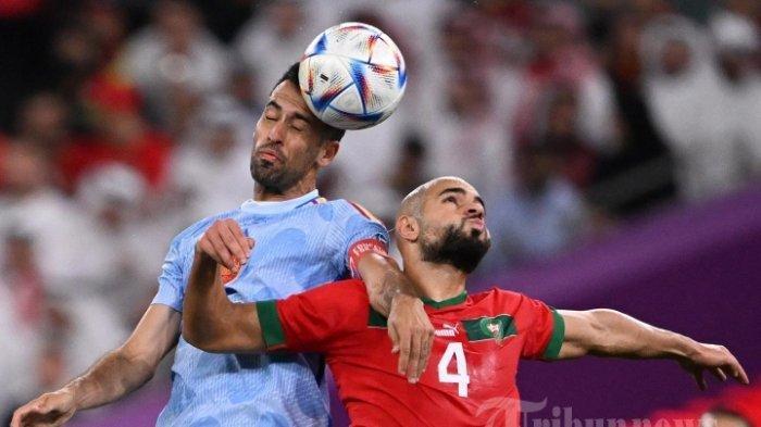 Sergio Busquets vs Sofyan Amrabat di babak 16 besar Piala Dunia 2022 Qatar antara Maroko vs Spanyol di Stadion Education City di Al-Rayyan, sebelah barat Doha. Selasa (6 Desember 2022).