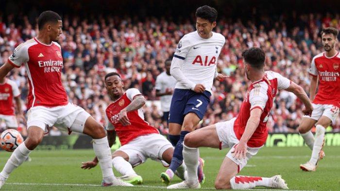 Upaya Son Heung-min melepaskan diri dari kepungan pemain The Gunners pada pertandingan pekan ke-6 Premier League antara Arsenal vs Tottenham, di Emirates Stadium, Minggu (24/9/2023).