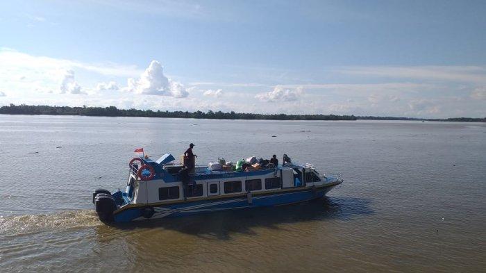 Jadwal keberangkatan speedboat reguler dari Tana Tidung ke Tarakan di Pelabuhan Keramat Tideng Pale, Kalimantan Utara.