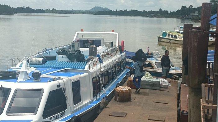 SPEEDBOAT REGULER MALINAU- Aktivitas di Pelabuhan Speedboat Malinau, Kalimantan Utara. Ketersediaan keberangkatan, speedboat reguler termasuk pada akhir pekan, menempatkan moda transportasi ini sebagai angkutan favorit sepanjang tahun di Malinau menuju Tarakan..