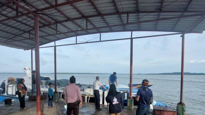 Penumpang mulai turun ke dermaga Pelabuhan PLBL Liem Hie Djung Nunukan, belum lama ini.