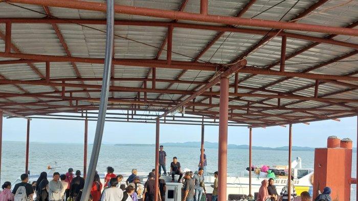 Penumpang mulai turun ke dermaga Pelabuhan PLBL Liem Hie Djung Nunukan, belum lama ini.
TRIBUNKALTARA.COM/ Febrianus Felis.