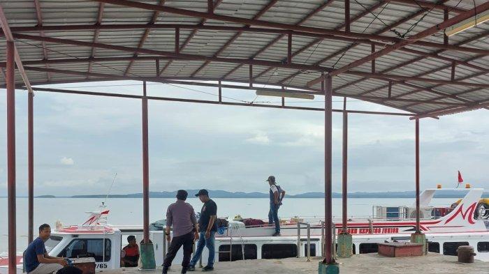 Penumpang mulai turun ke dermaga Pelabuhan PLBL Liem Hie Djung Nunukan, belum lama ini.