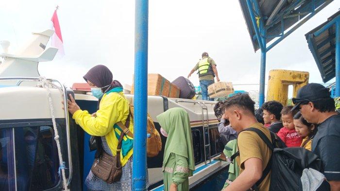 SPEEDBOAT REGULER – Aktivitas penumpang speedboat reguler setiap harinya di Pelabuhan Kayan II Tanjung Selor, Bulungan Kalimantan Utara baik kedatangan maupun keberangkatan.