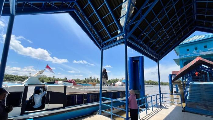 PENUMPANG SPEEDBOAT REGULER – Aktivitas penumpang speedboat reguler di Pelabuhan Kayan II Tanjung Selor , Bulungan Kalimantan Utara.