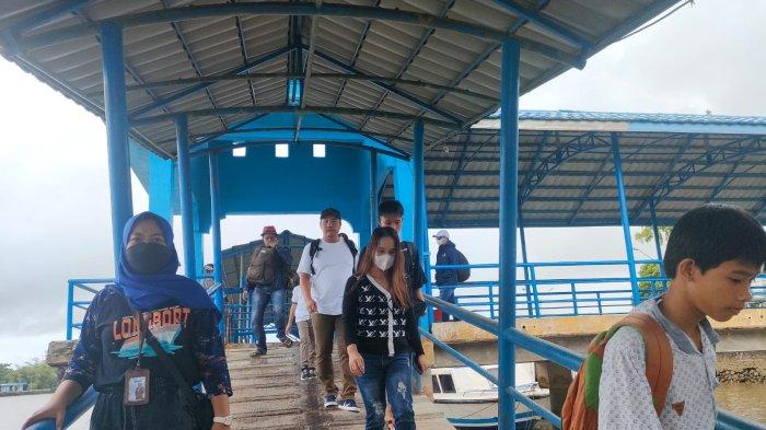 Aktivitas penumpang di Pelabuahan Kayan II Tanjung Selor, Bulungan, Kalimantan Utara.