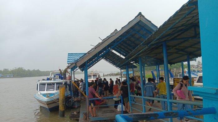 ANGKUTAN AIR – Aktivitas penumpang speedboat reguler di ponton keberangkatan Pelabuhan Kayan II Tanjung Selor, Bulungan Kalimantan Utara.