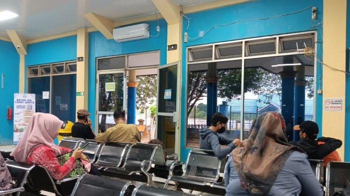 Aktivitas penumpang di ruang tunggu keberangkatan speedboat reguler Pelabuhan Kayan II Tanjung Selor, Kalimantan Utara.