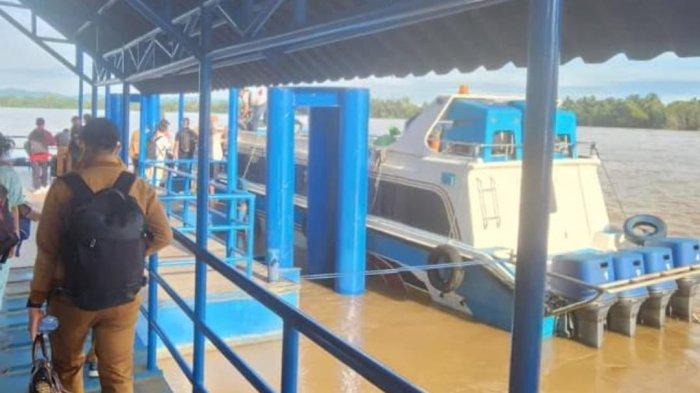 ANGKUTAN AIR – Aktivitas penumpang speedboat reguler masih normal, meskipun air Sungai Kayan meluap di Pelabuhan Kayan II, Tanjung Selor, Bulungan Kalimantan Utara