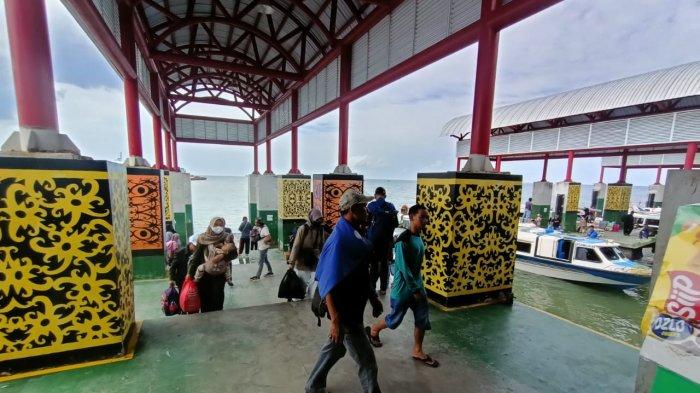 Aktivitas penumpang di Pelabuhan Tengkayu 1 Tarakan, Kalimantan Utara..