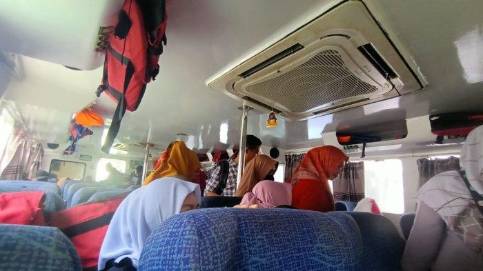 Aktivitas penumpang di dalam salah satu speedboat reguler Pelabuhan Tengkayu 1 Tarakan, Kalimantan Utara.