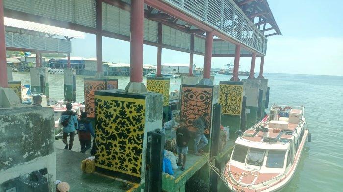 Kegiatan penumpang di Pelabuhan Tengkayu 1 Tarakan sebelum keberangkatan menuju Tanjung Selor.