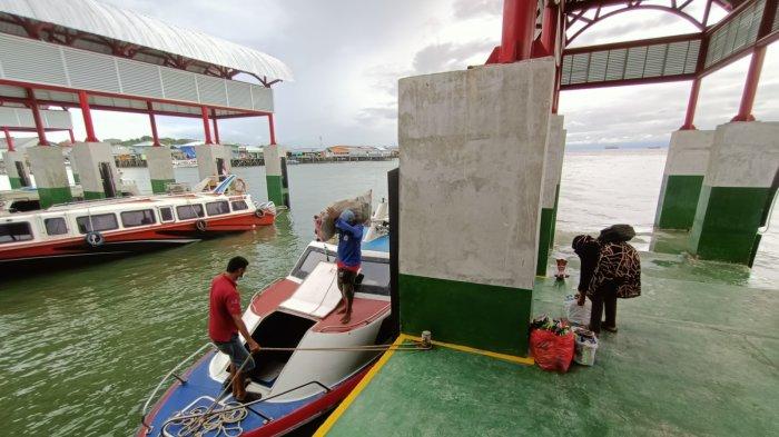 Aktivitas penumpang speedboat reguler sesaat sebelum bertolak menuju Tanjung Selor, Kalimantan Utara.