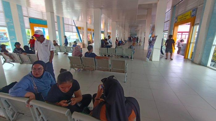 Aktivitas penumpang speedboat reguler saat menunggu keberangkatan di Pelabuhan Tengkayu 1 Tarakan, Kalimantan Utara.