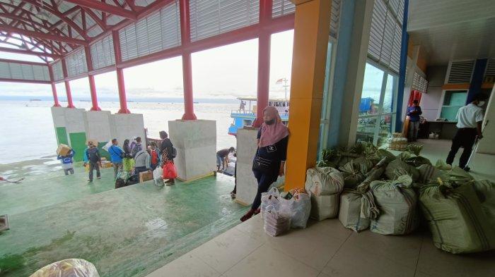 Kegiatan penumpang di Pelabuhan Tengkayu Satu Tarakan sebelum keberangkatan penumpang ke Nunukan
