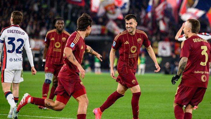 Selebrasi Stephan El Shaarawy bersama para pemain AS Roma ketika mencetak gol ke gawang Genoa, pada pertandingan giornata 21 Liga Italia Serie A, di Olimpico, Sabtu (18/1/2025).