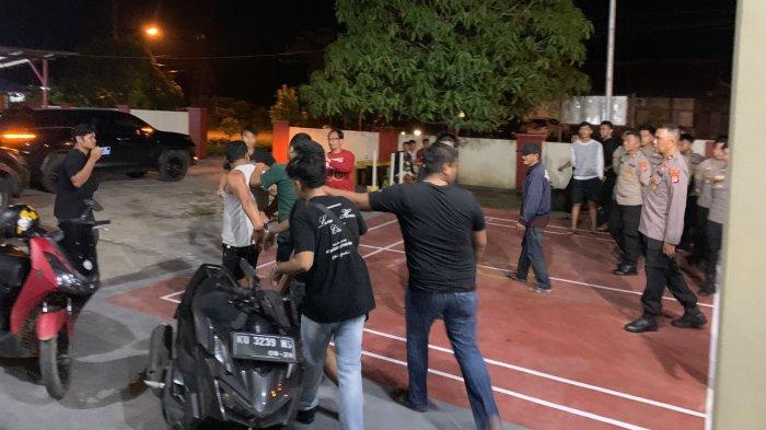 GAGALKAN PEREDARAN NARKOBA - Suasana saat penangkapan di Mako Polsek Sesayap Hilir, Jl Agis Bulak, Sesayap, Kecamatan Sesayap Hilir, Kabupaten Tana Tidung , Kaltara, Rabu (7/5/2025). Rencana peredaran narkoba digagalkan Polsek Sesayap Hilir. (HO/Humas Polsek Sesayap Hilir)