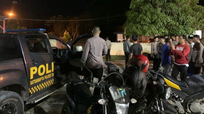 OKNUM POLISI TERLIBAT- Suasana saat penangkapan pengedar narkoba di Mako Polsek Sesayap Hilir, Jl Agis Bulak, Sesayap, Kecamatan Sesayap Hilir, Kabupaten Tana Tidung , Kaltara, Rabu (7/5/2025). Diduga oknum polisi ikut terlibat. (HO/Humas Polsek Sesayap Hilir)