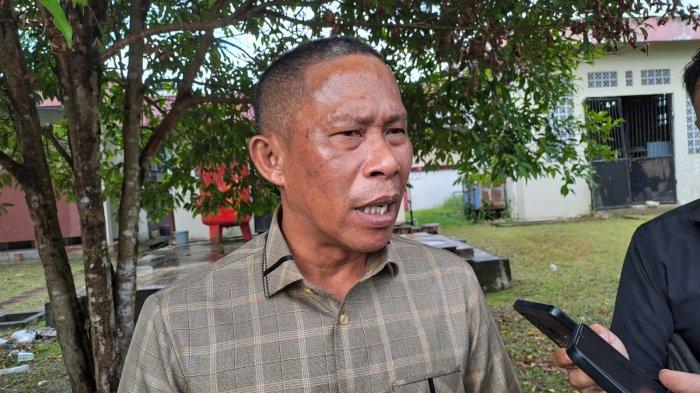 SALAH ORANG - Bupati Bulungan Syarwani saat diwawancara awak media pada 2024 silan. Para wartawan salah orang, mengira Bupati Bulungan Syarwani adalah Masinton Pasaribu, kader PDIP yang juga Bupati Tapanuli Tengah, saat tiba di Bandara YIA, Kulon Progo, DI Yogyakarta, Jumat (21/2/2025).
