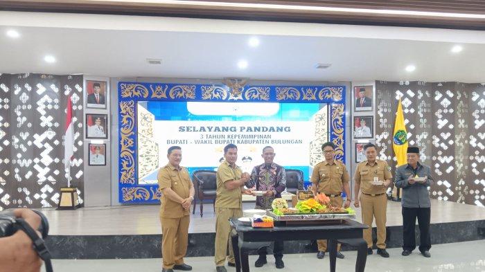 Bupati Bulungan, Syarwani ketika menghadiri talk show selayang pandang, 3 Tahun Kepemimpinan di Bulungan