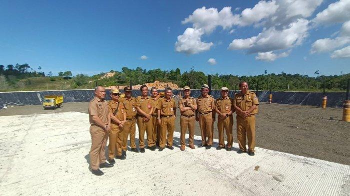 Wali Kota Tarakan bersama rombongan saat meresmikan TPAS Juata Kerikil, Selasa (27/2/2024) sore kemarin. TRIBUNKALTARA.COM/ANDI PAUSIAH