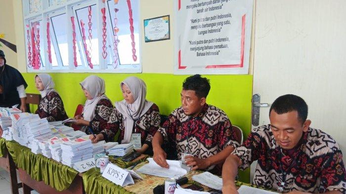 Suasana Kegiatan Pemungutan Suara di TPS 03 Desa Tanjung Buka, Satuan Permukiman Transmigrasi (SP) 2, di SDN 011 Tanjung Buka, Kabupaten Bulungan, Kalimantan Utara.
