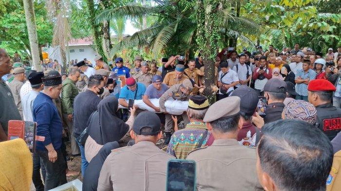 DIPADATI PARA PELAYAT - Tampak jenazah Almarhum Sofian Raga saat prosesi pemakaman di Taman Makam Pahlawan, Selasa (11/2/2025). TRIBUNKALTARA.COM/ANDI PAUSIAH