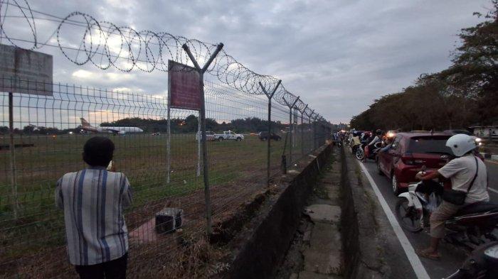 DIDEREK - Tampak pesawat Super Air Jet saat hendak diderek petugas Bandar Udara Juwata Tarakan, Senin (2/6/2025). TRIBUNKALTARA.COM/ANDI PAUSIAH