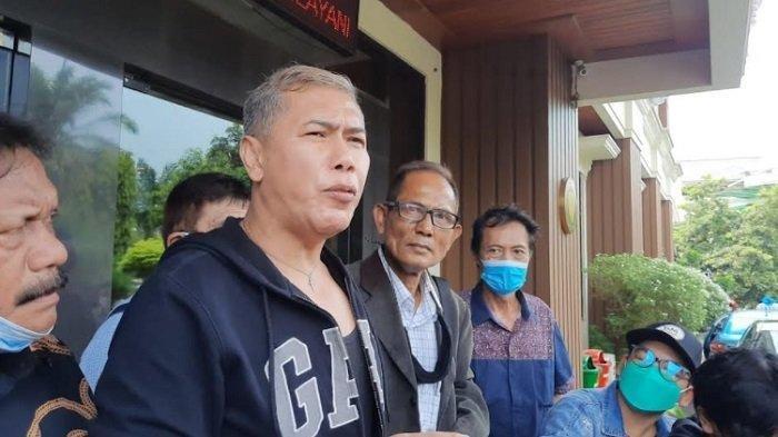 PERNYATAAN BENNY SIMANJUNTAK. Paman Jonathan Frizzy, Benny Simanjuntak (tengah) dan tim kuasa hukum, saat ditemui di Pengadilan Agama Jakarta Selatan, Kamis (14/10/2021). Paman Jonathan Frizzy sebut sang aktor bakal temani Ririn Dwi Ariyanti saat Ramadan sebagai bentuk toleransi.