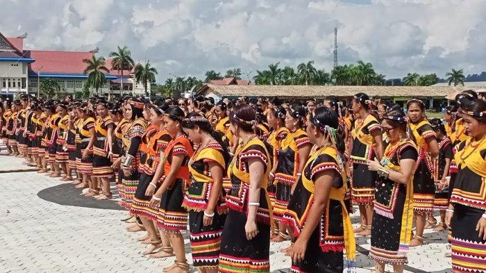 Tarian Riti khas masyarakat Bulusu diperagakan total 250 penari pada Irau ke-10 Malinau, Kalimantan Utara, Sabtu (21/10/2023).