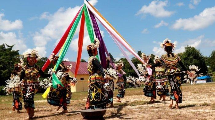 Tarian anyaman atau Tarian Jalin Tali dalam pagelaran seni budaya oleh keluarga tebengang lung di Desa Tengkapak (TribunKaltara.com / Desi Kartika)