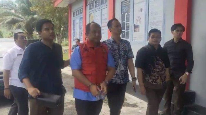 Terpidana tipikor KAH saat tiba di Lapas Kelas IIA Tarakan saat memakai rompi usai dijemput di kediamannya oleh pihak Kejaksaan Negeri Tarakan, Senin (30/10/2023).